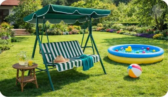 Huśtawka ogrodowa HIPPER. CANNES w biało-zielone pasy w ogrodzie z basenem dziecięcym